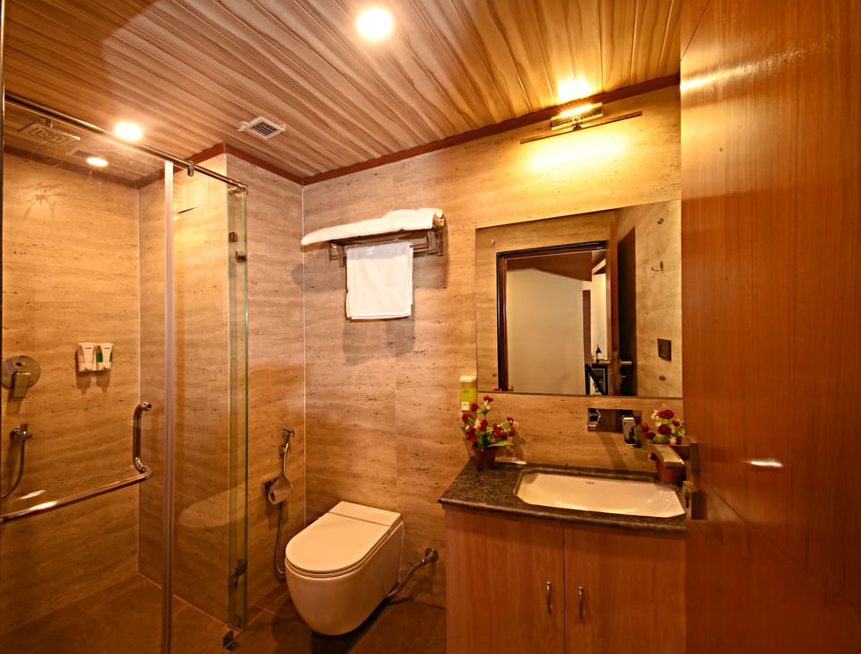 Superior Twin Room | Bathroom | Shower, free toiletries, bathrobes, slippers