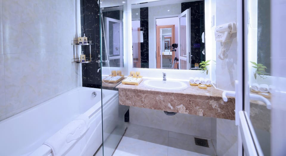 Deluxe Triple | Bathroom | Bathtub, free toiletries, hair dryer, slippers