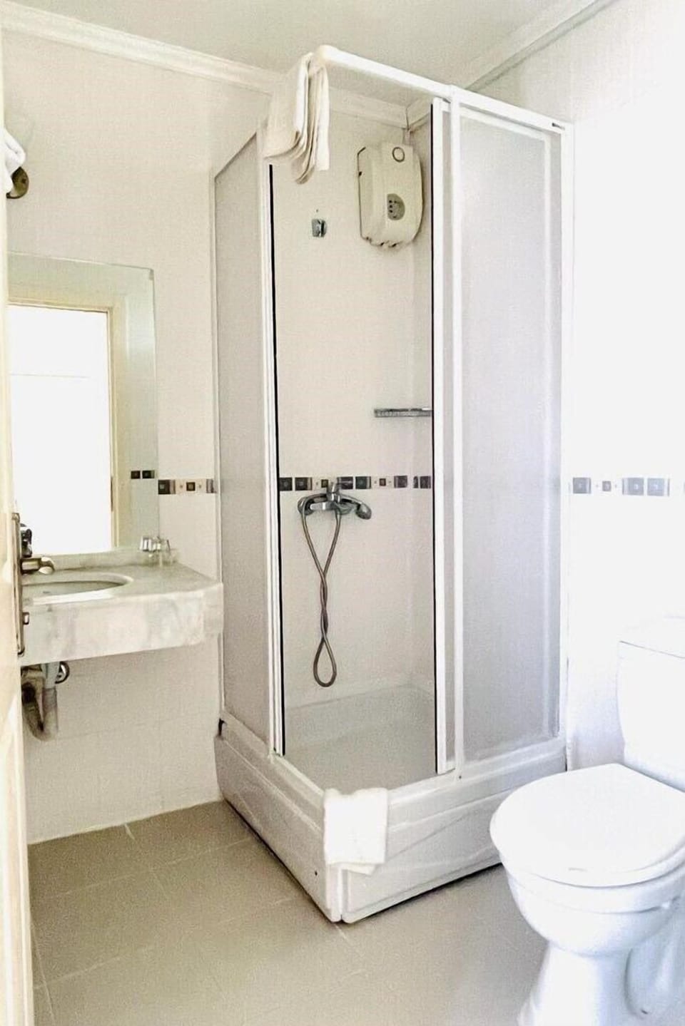 Standard Triple Room | Bathroom | Shower, hair dryer, towels