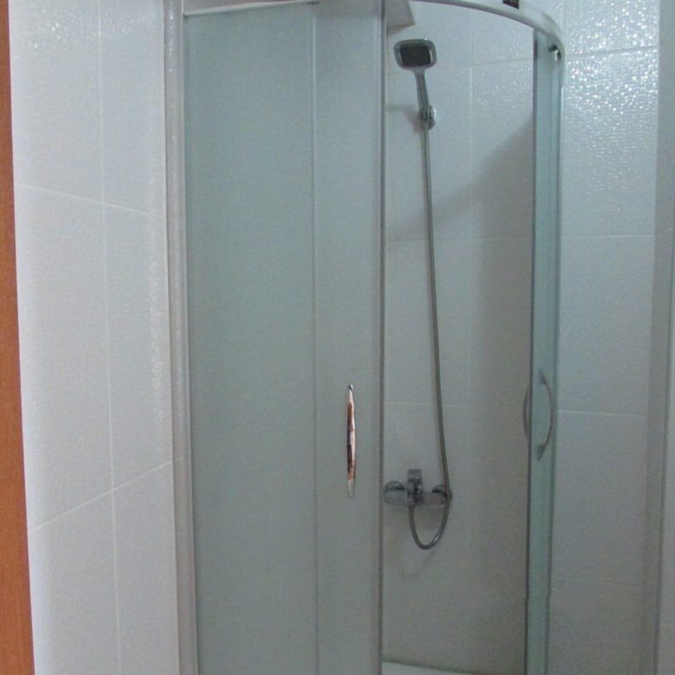 Standard Double Room | Bathroom shower