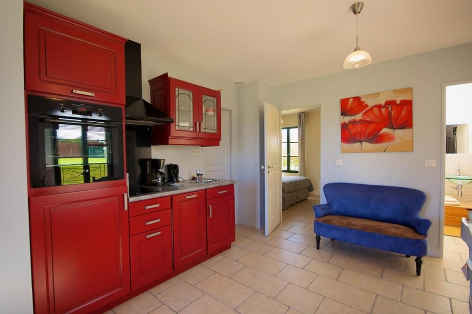 Coffee/tea maker, full-size fridge, microwave, oven