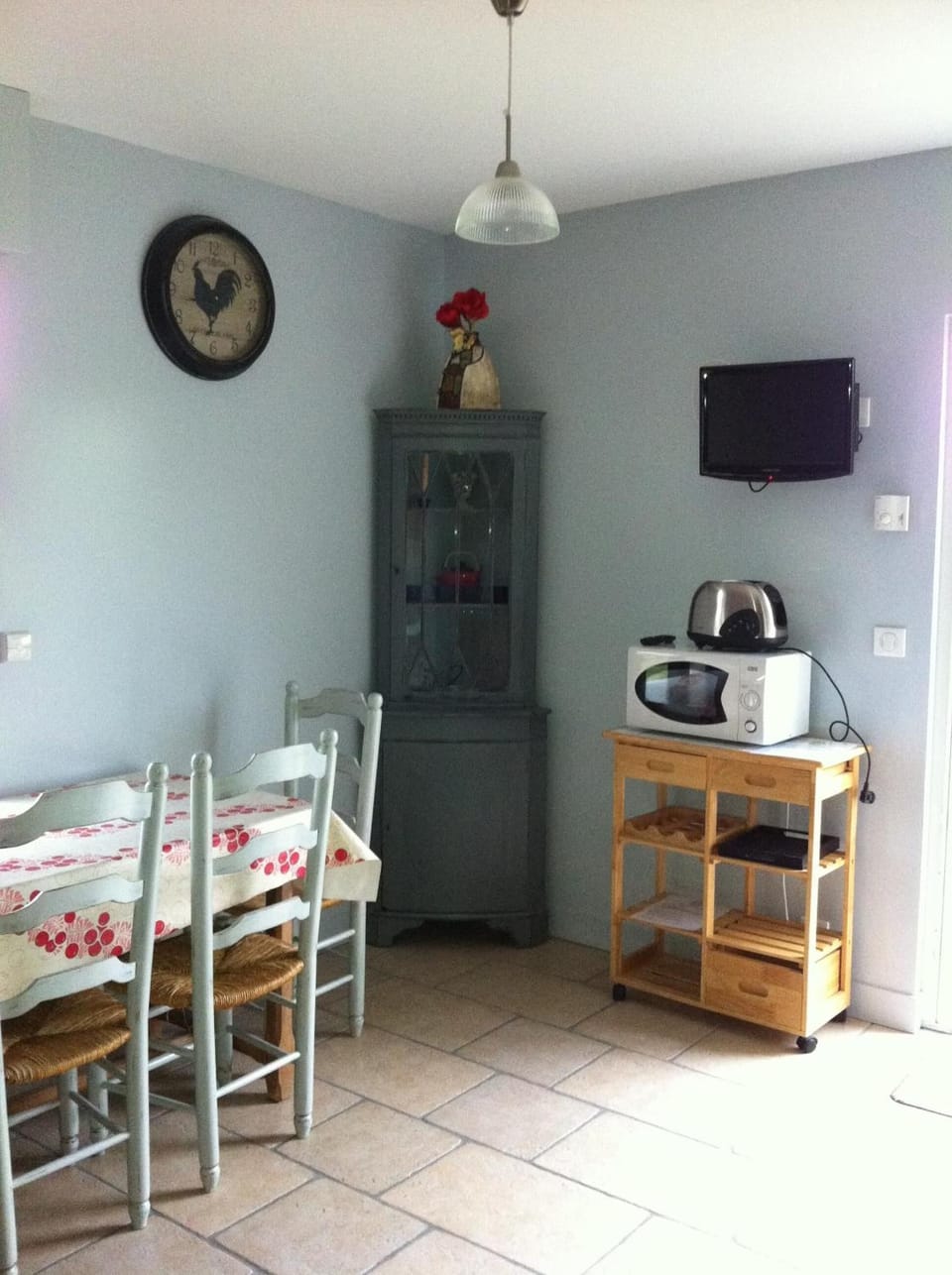 Coffee/tea maker, full-size fridge, microwave, oven