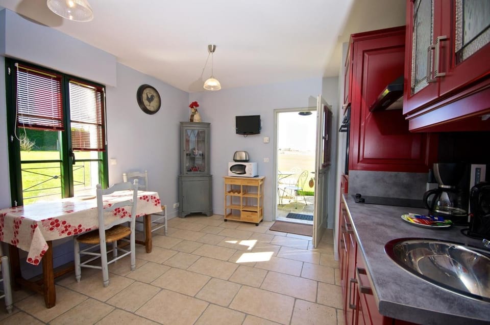 Coffee/tea maker, full-size fridge, microwave, oven