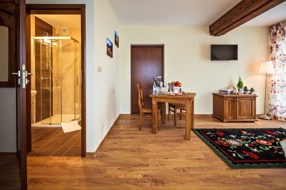 Deluxe Studio | Desk, soundproofing, iron/ironing board, cribs/infant beds