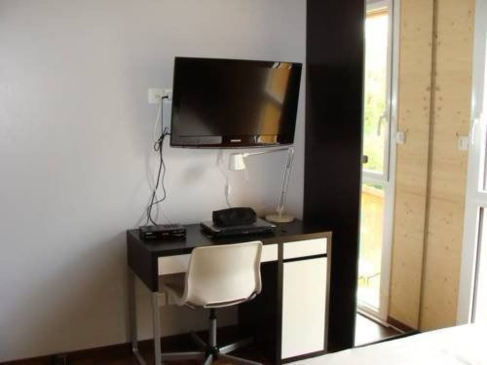 Triple Room | Individually decorated, individually furnished, desk, soundproofing