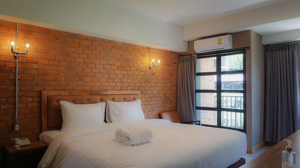 Deluxe Room | In-room safe, blackout drapes, free WiFi
