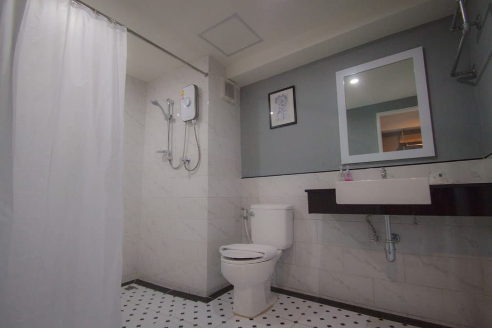 Shower, free toiletries, hair dryer, towels