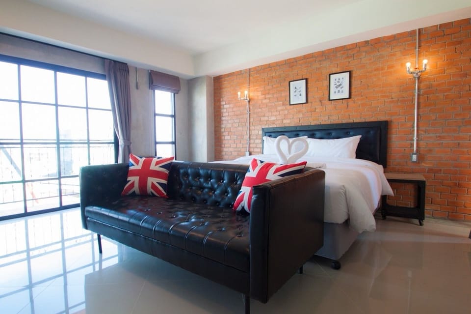 Deluxe King Room | In-room safe, blackout drapes, free WiFi