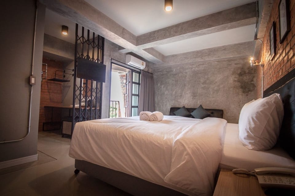 Deluxe Queen Room | In-room safe, blackout drapes, free WiFi