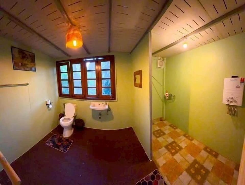 Standard Room, 2nd Floor | Bathroom | Shower, free toiletries, hair dryer, slippers