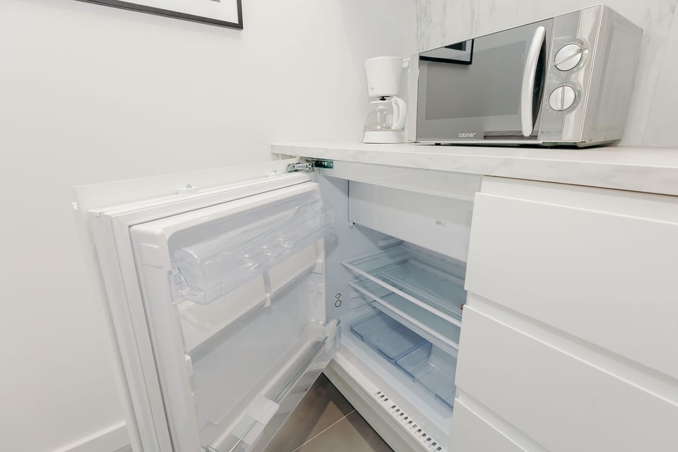 Apartment, 1 Bedroom, Non Smoking, City View | Private kitchen | Coffee/tea maker, fridge, microwave, stovetop