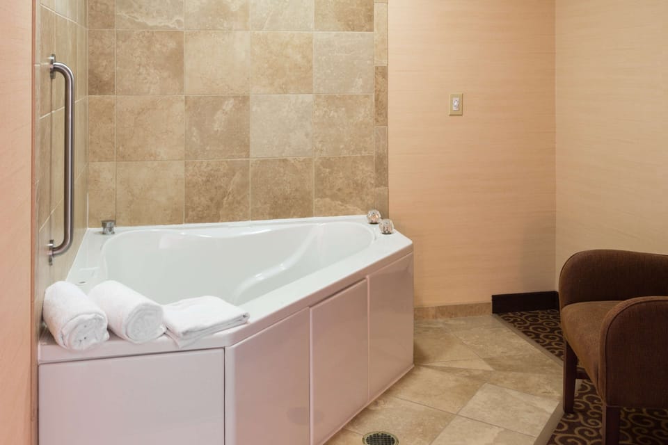 Room, 1 King Bed, Non Smoking | Hypo-allergenic bedding, in-room safe, iron/ironing board, free WiFi