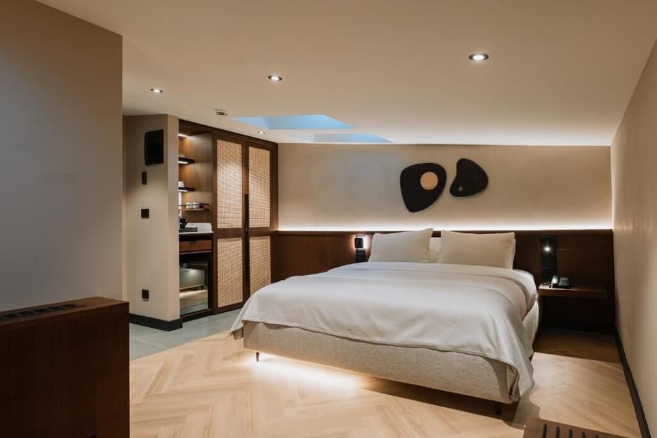 Classic Double Room | Minibar, in-room safe, desk, blackout drapes