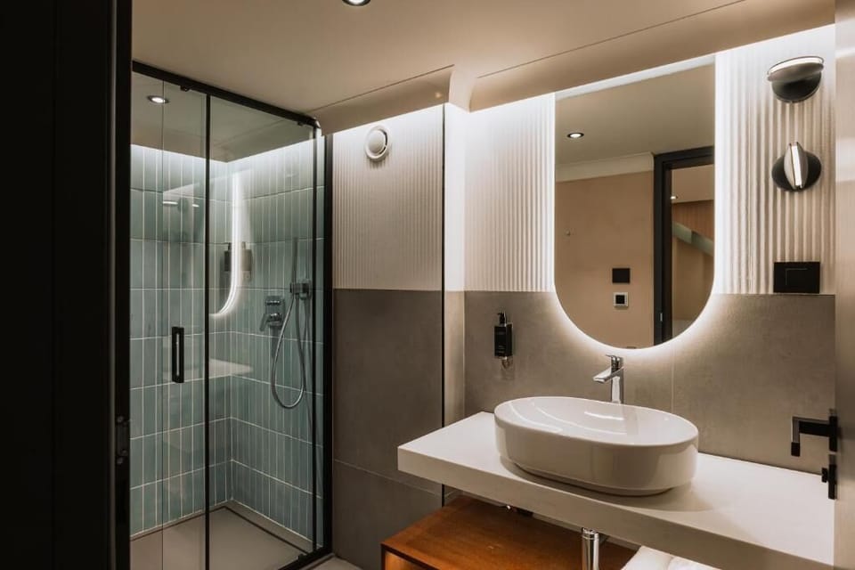 Premium Studio Suite | Bathroom | Shower, free toiletries, hair dryer, towels