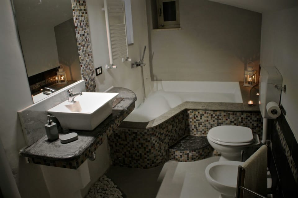 Deluxe Double Room, Bathtub | Bathroom | Free toiletries, hair dryer, bidet, towels