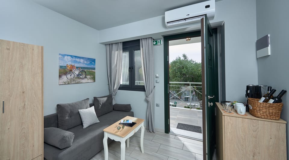Family Suite, Sea View | Living area | Smart TV