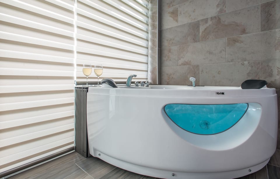 Panoramic Suite, Sea View | Jetted tub