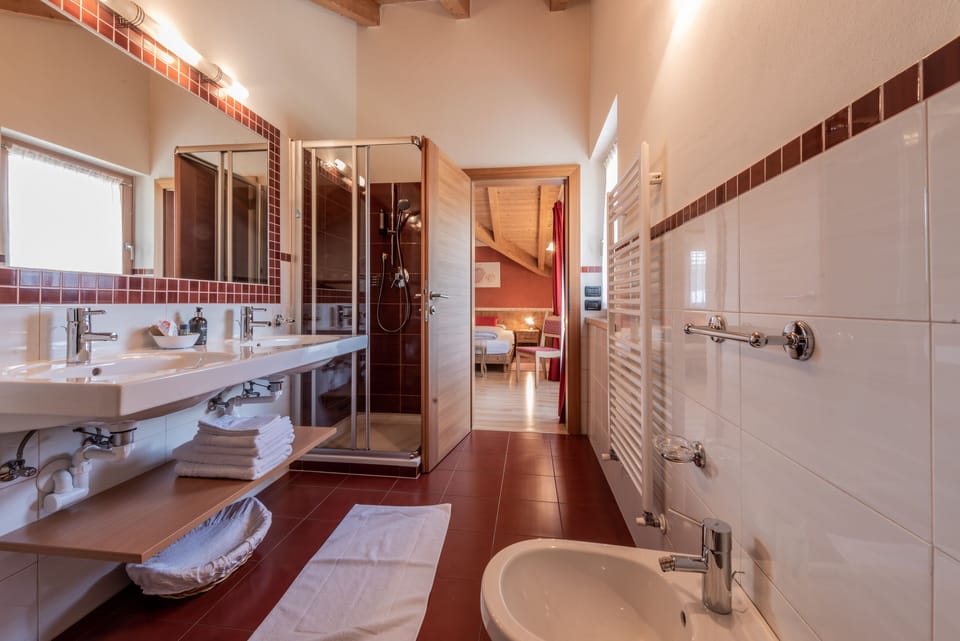 Comfort Double or Twin Room, 1 Bedroom, Non Smoking, Mountain View | Bathroom | Free toiletries, hair dryer, bidet, towels