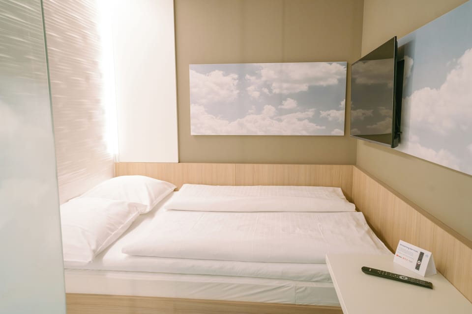 Desk, soundproofing, free WiFi, bed sheets