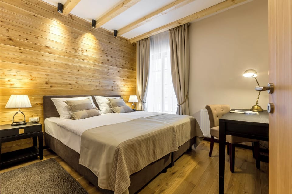 Suite Deluxe (one bedroom) | Hypo-allergenic bedding, minibar, in-room safe, desk