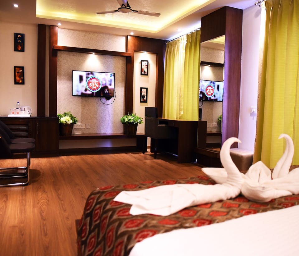 Luxury Suite, 1 Queen Bed, Bathtub, Lake View | Minibar, in-room safe, individually furnished, desk