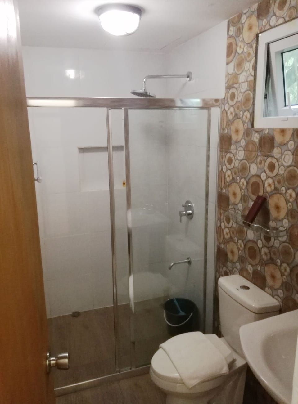 Shower, free toiletries, towels