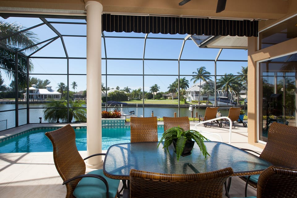 Outdoor dining with a Lanai TV
