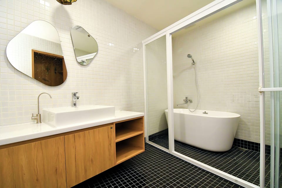 Exclusive Quadruple Room | Bathroom | Shower, free toiletries, hair dryer, slippers