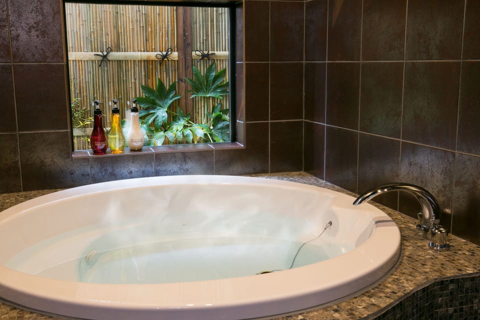 Separate tub and shower, deep soaking tub, free toiletries, hair dryer