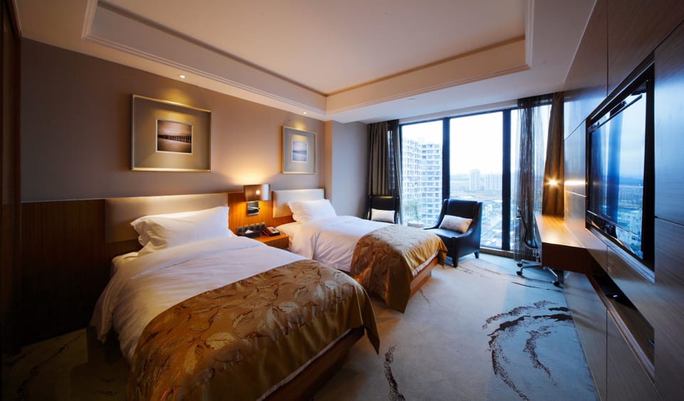 Superior Twin Room | Minibar, in-room safe, desk, laptop workspace