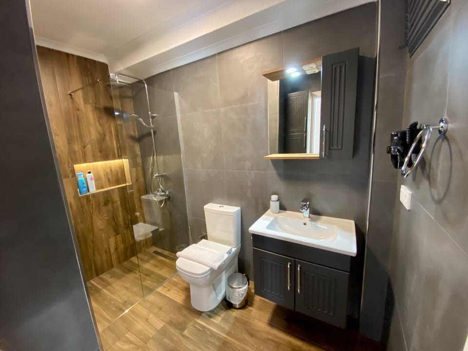 Luxury Triple Room, Partial Sea View | Bathroom | Shower, hair dryer, towels