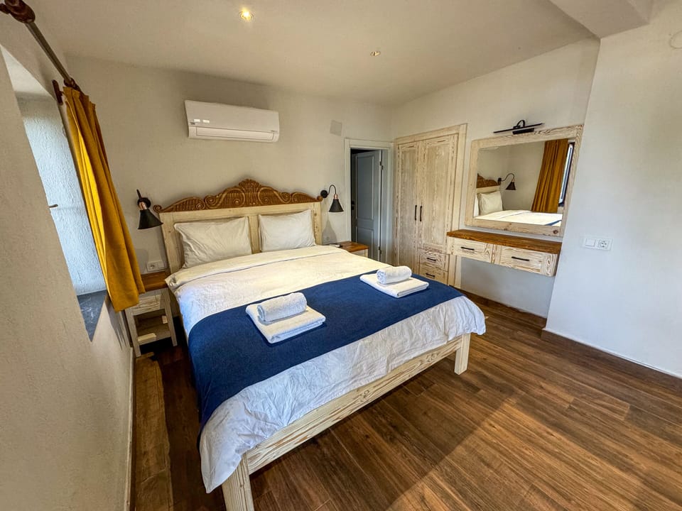 Deluxe Double Room, Sea View | Desk, free WiFi