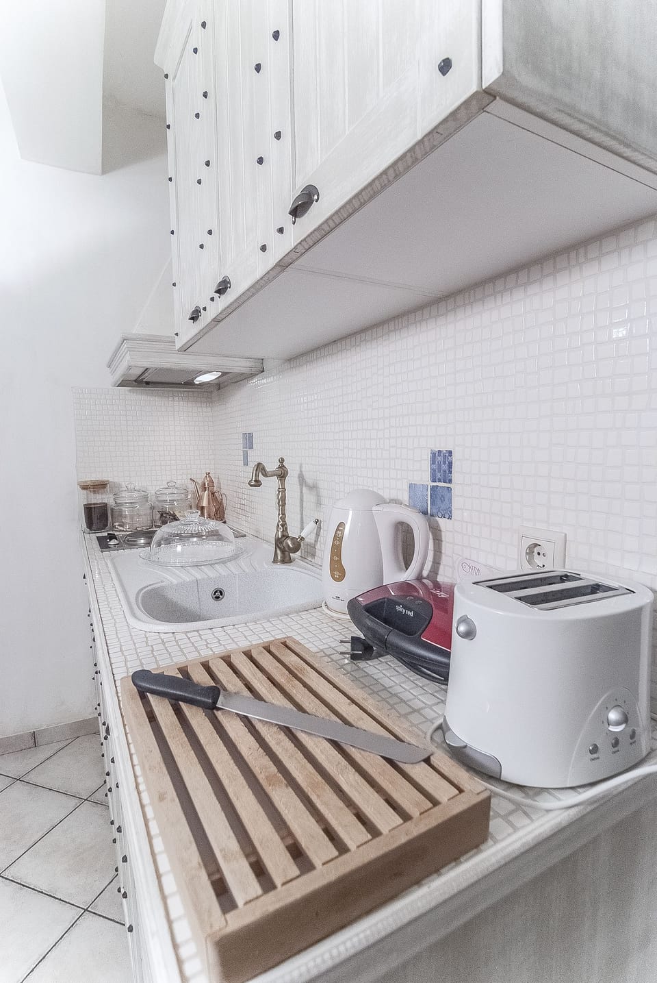 Deluxe Villa (2 baths) | Private kitchen | Fridge, electric kettle, cookware/dishes/utensils