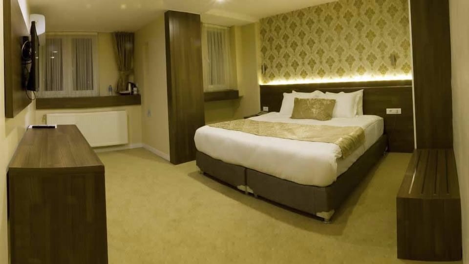 Minibar, in-room safe, desk, free WiFi