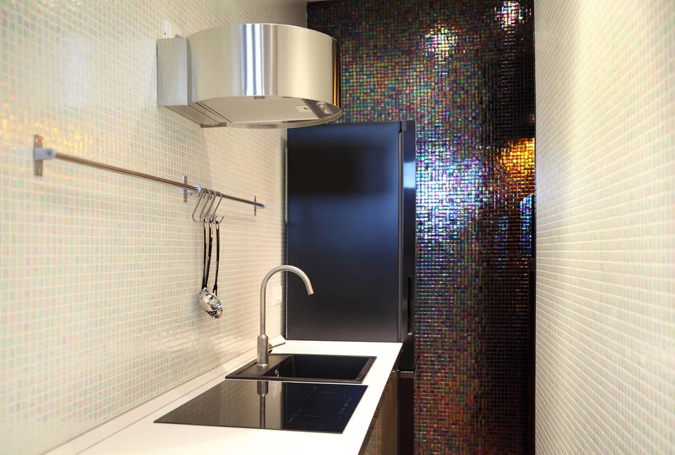 Deluxe Double Room, Kitchenette | Private kitchen | Electric kettle