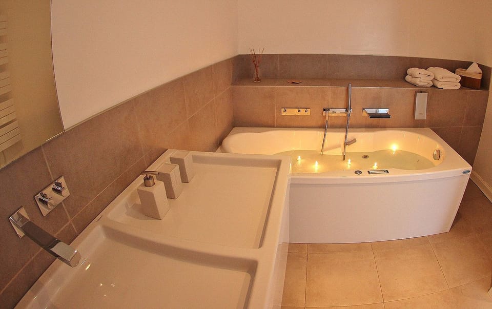 Jetted tub