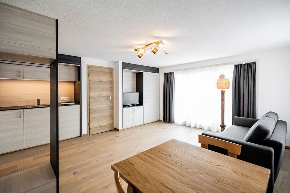 Suite (Furggelen) | Hypo-allergenic bedding available, down comforters, pillowtop beds