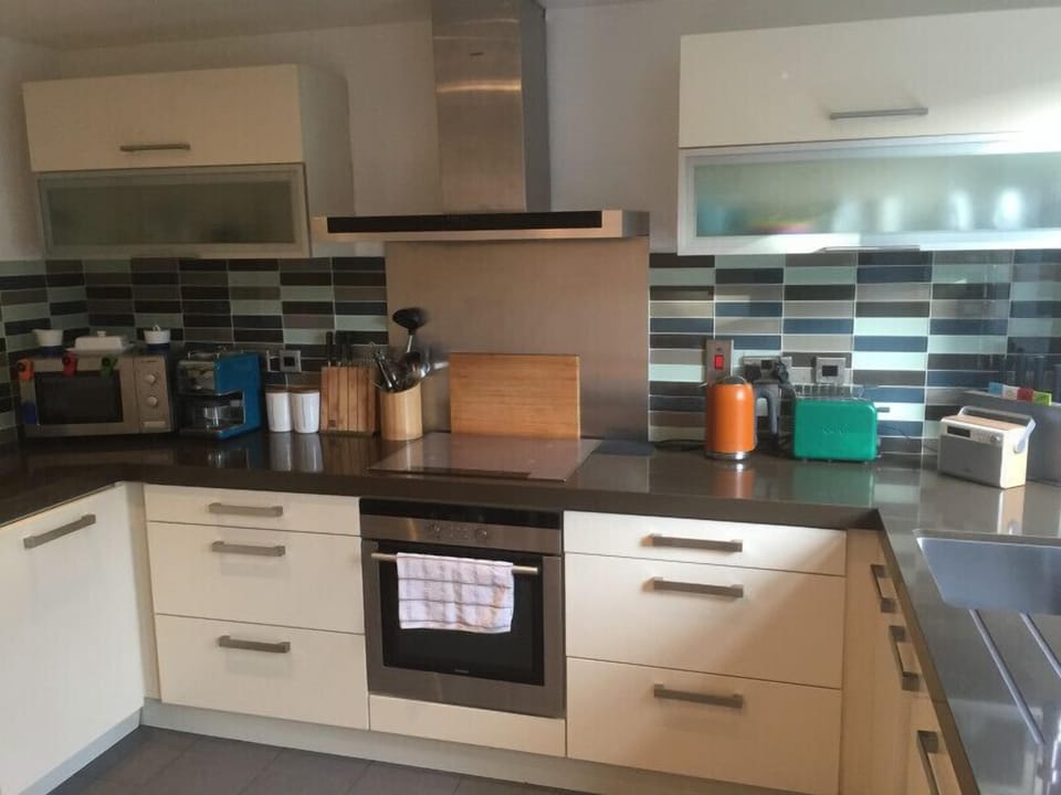 House, 3 Bedrooms | Private kitchen | Full-size fridge, microwave, oven, stovetop