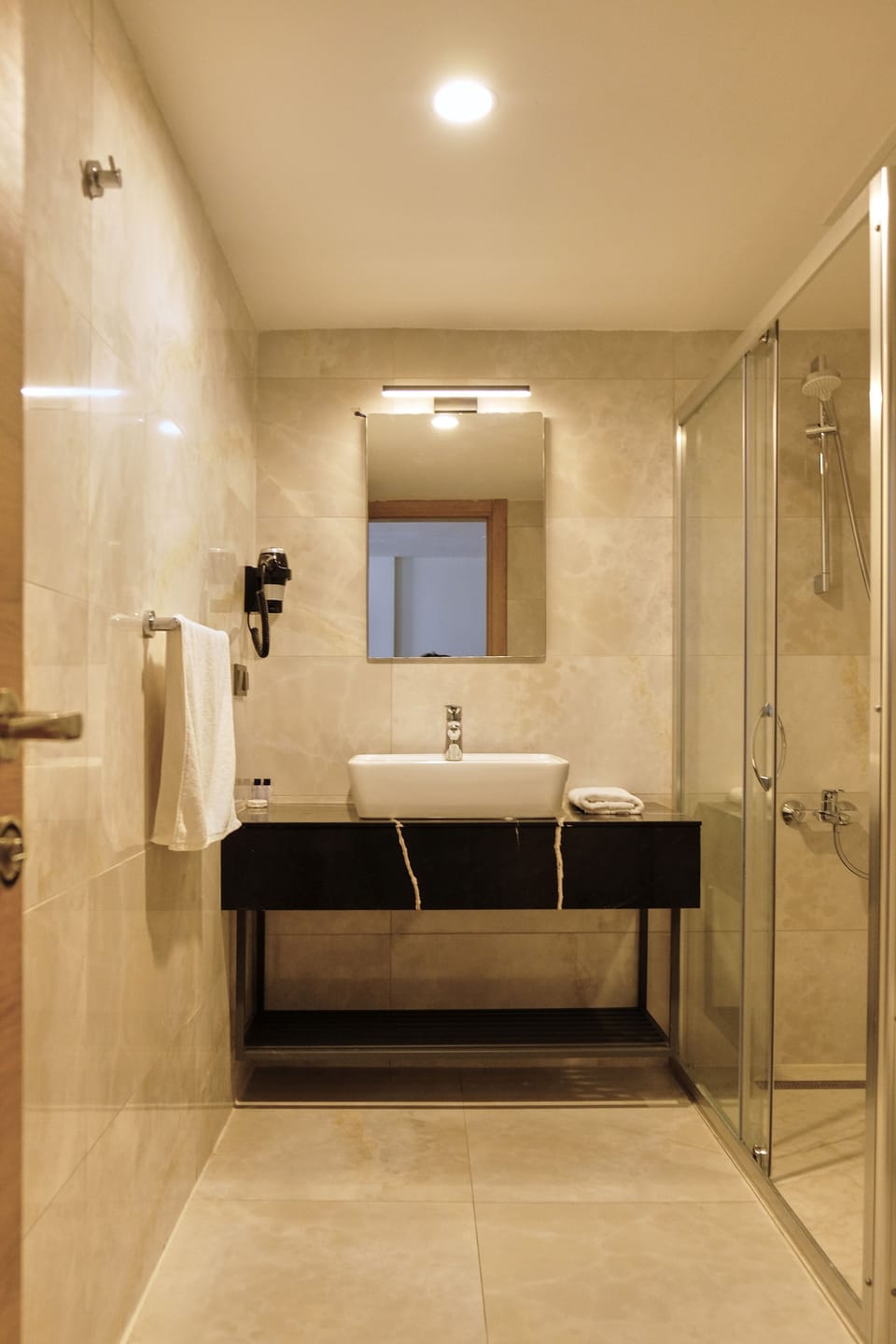Family Suite | Bathroom | Deep soaking tub, free toiletries, hair dryer, slippers