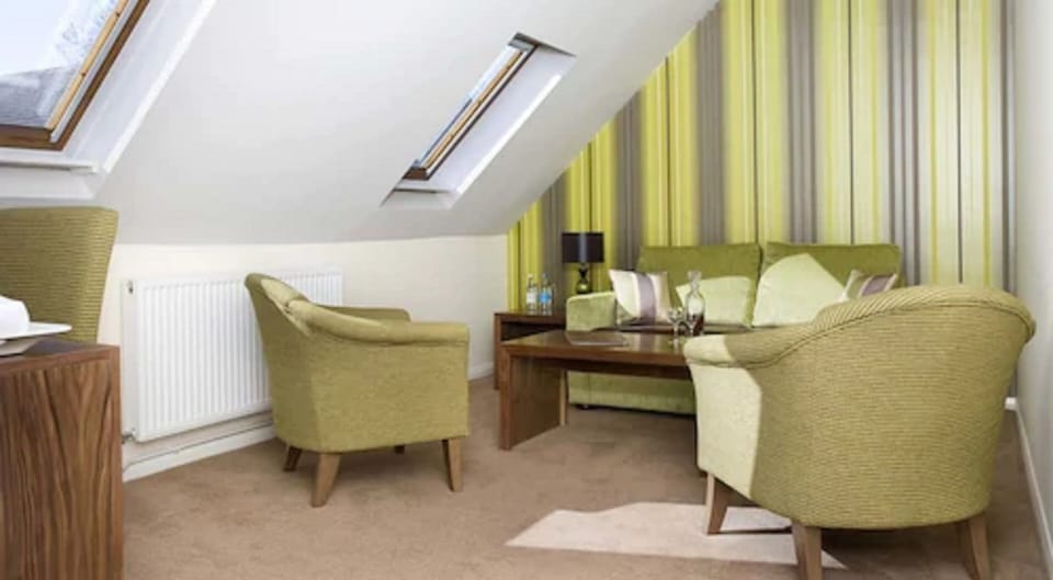 Deluxe Double or Twin Room, 1 Bedroom | Living room | Flat-screen TV