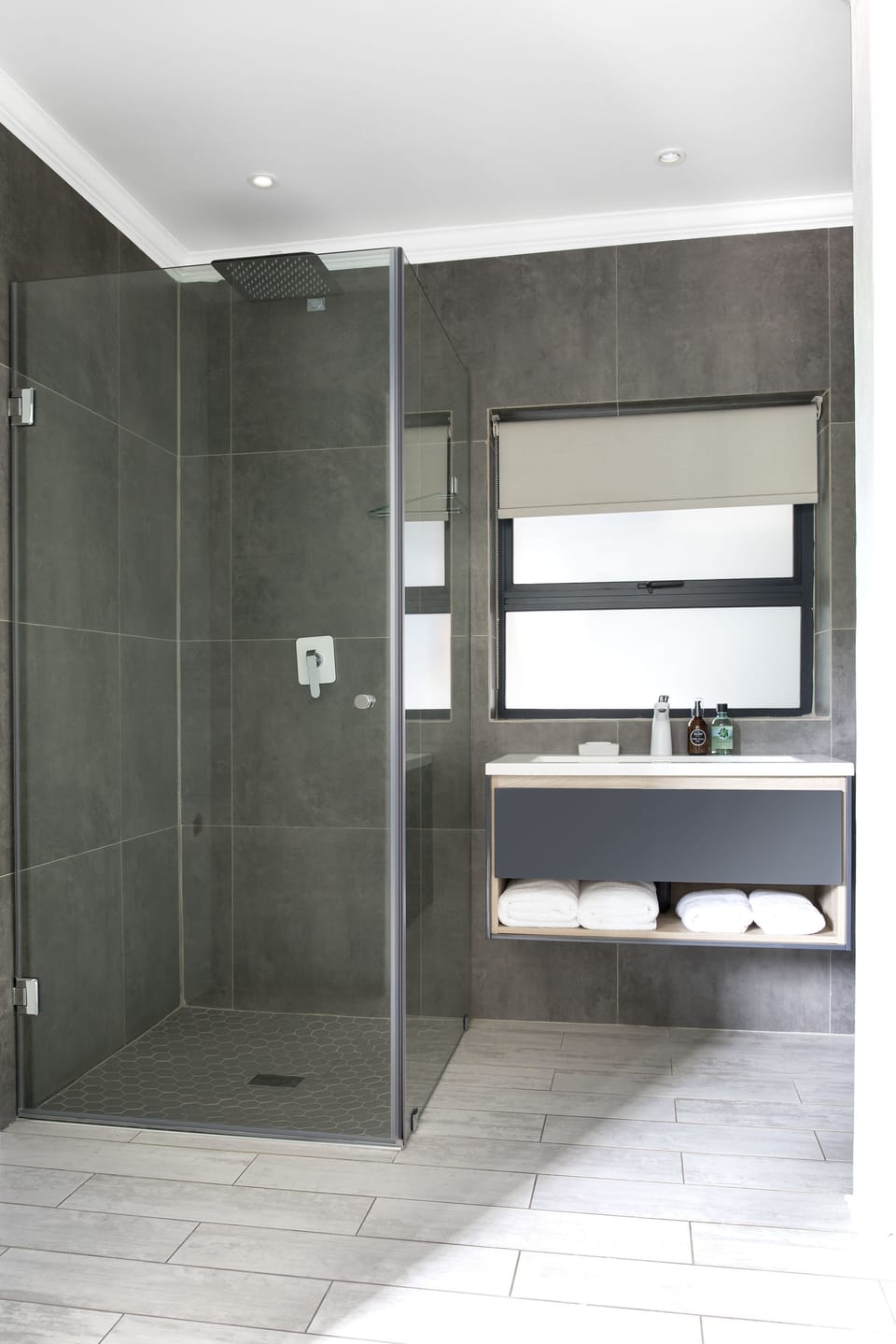 Standard Double Room, 1 Queen Bed | Bathroom | Free toiletries, hair dryer, towels