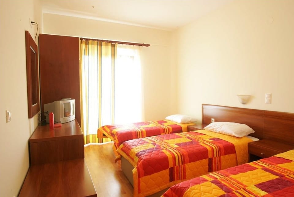 Triple Room | Minibar, desk, soundproofing