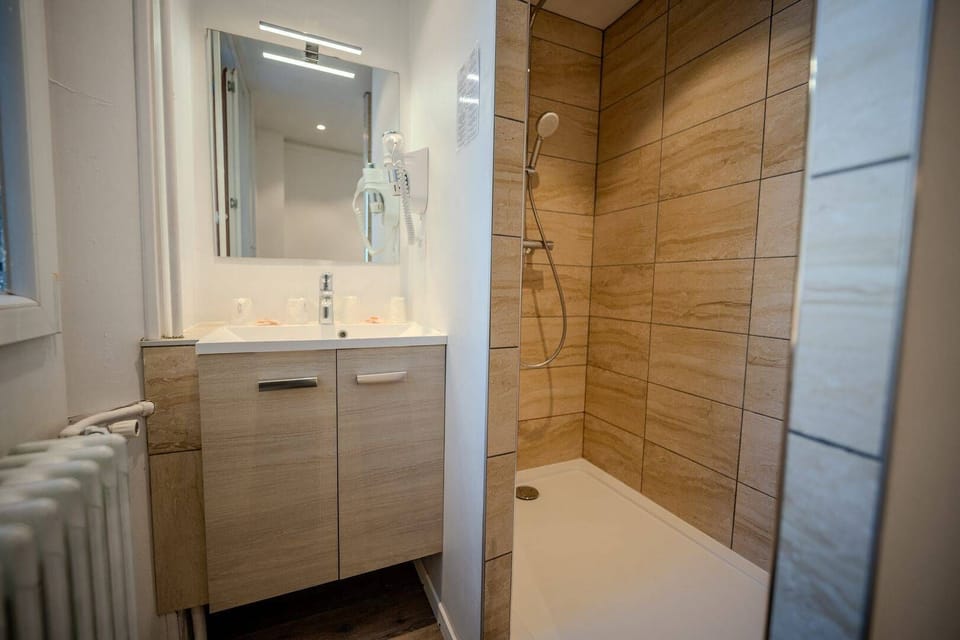 Premium Quadruple Room | Bathroom | Shower, rainfall showerhead, free toiletries, hair dryer