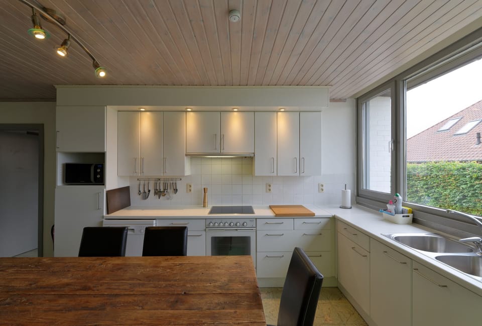 Comfort Villa, 5 Bedrooms | Private kitchen | Fridge, microwave, oven, stovetop