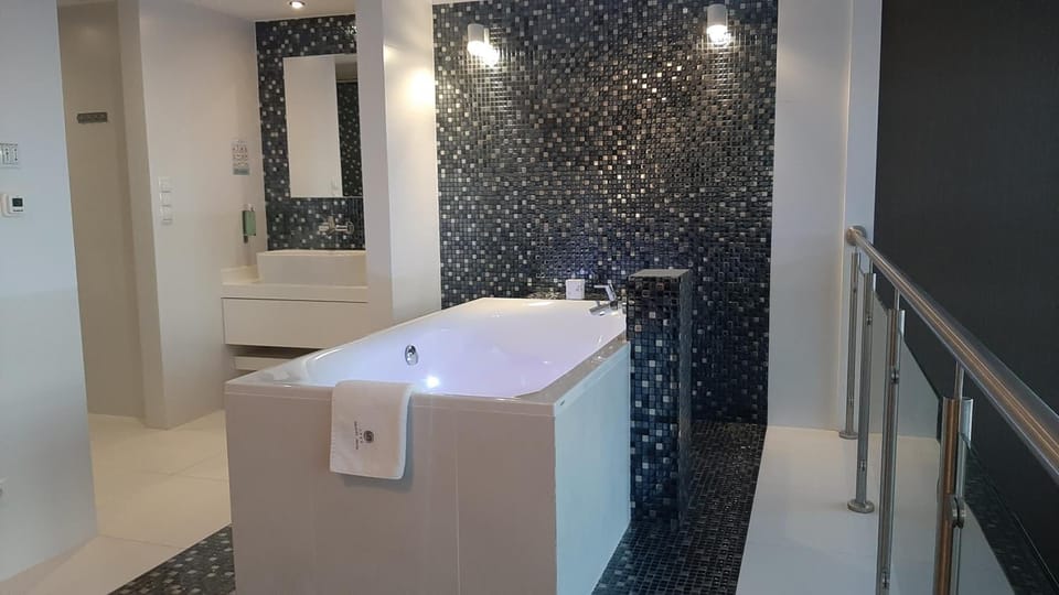 Shower, rainfall showerhead, free toiletries, hair dryer