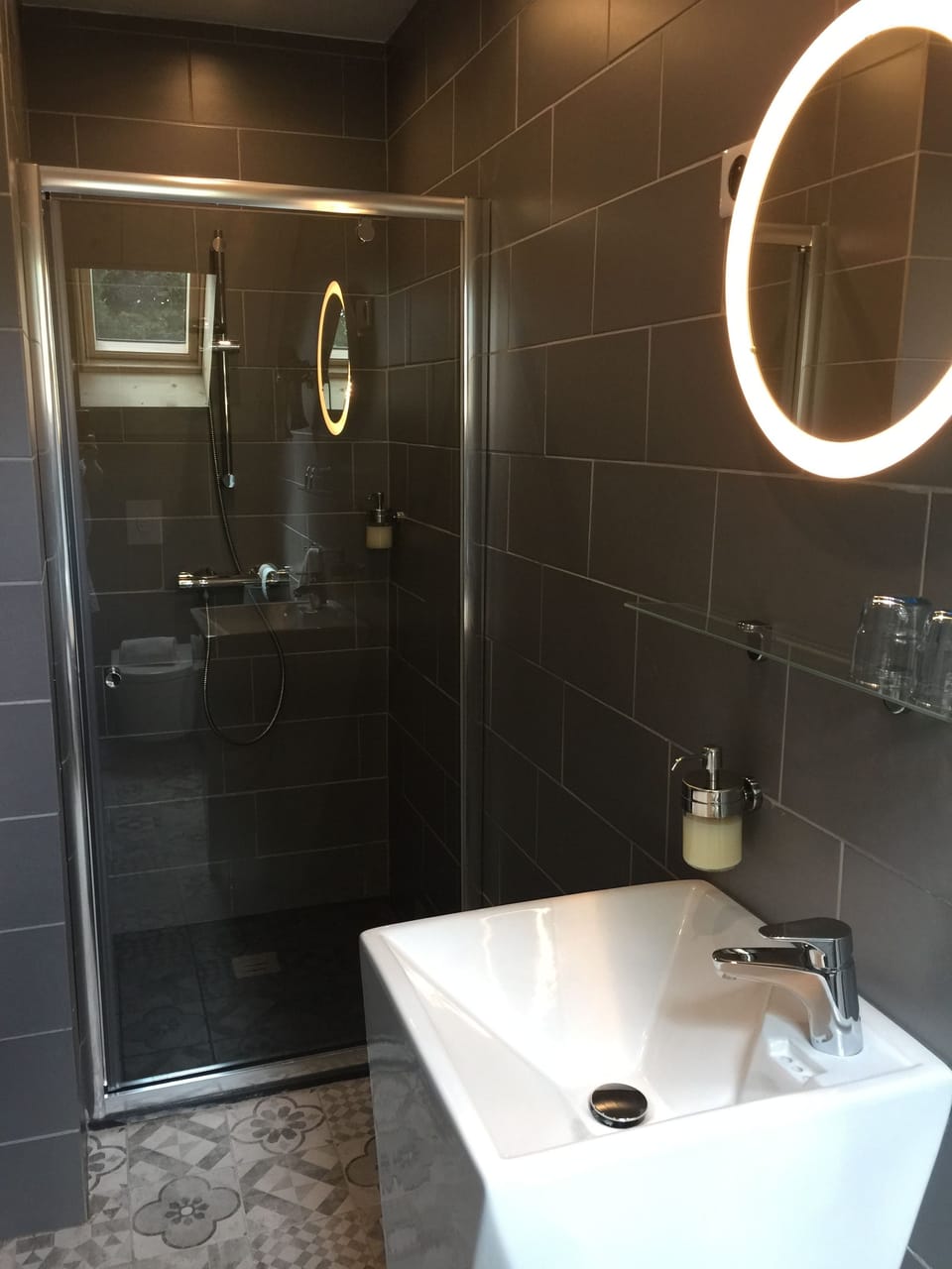 Deluxe Double Room (De Veluwe) | Bathroom | Free toiletries, hair dryer, towels, soap