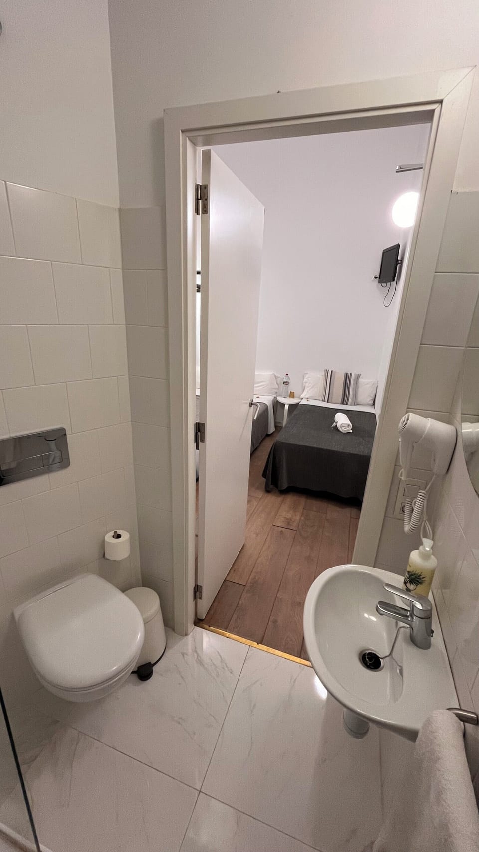 Economy Triple Room, Multiple Beds, Private Bathroom (Interior-No views) | Bathroom | Bathtub, free toiletries, hair dryer, towels
