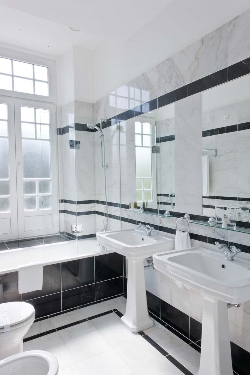 Combined shower/tub, free toiletries, hair dryer, bidet