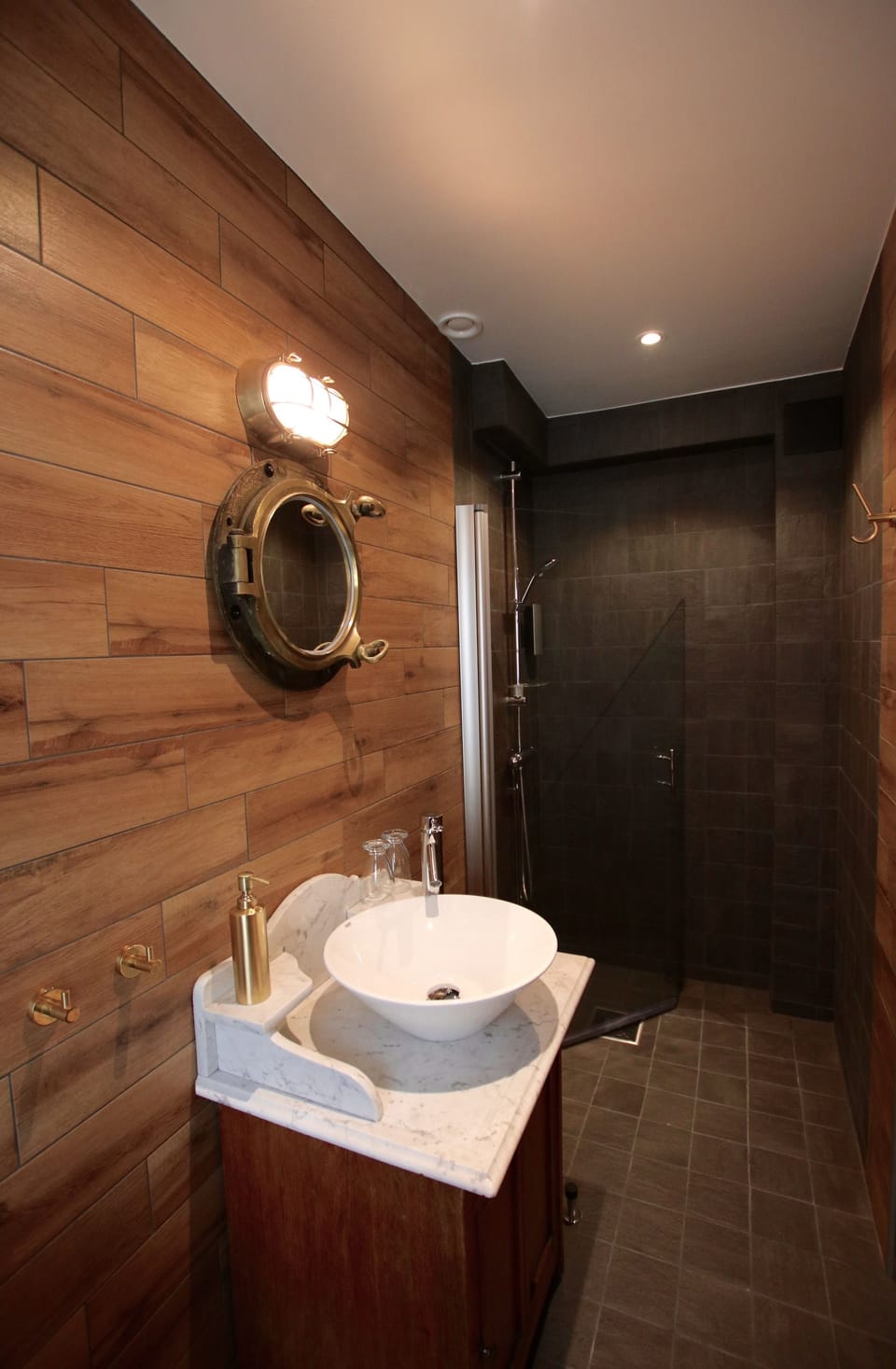 Standard Single Room, 1 Large Twin Bed, City View | Bathroom | Free toiletries, hair dryer, towels, soap