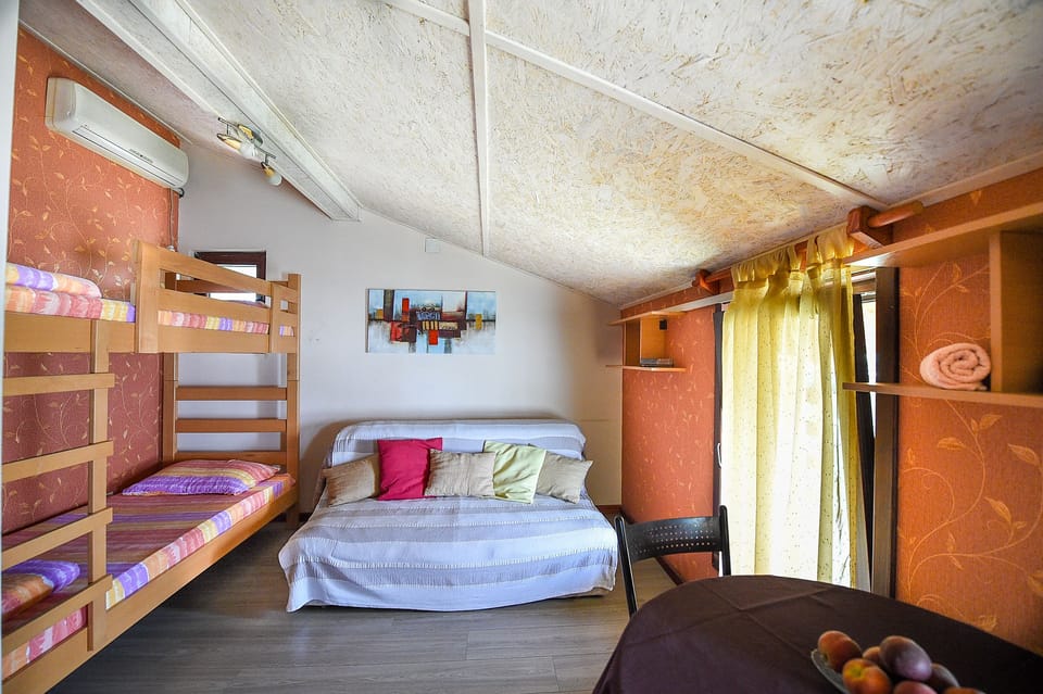 Basic Quadruple Room | Soundproofing, iron/ironing board, free WiFi, bed sheets